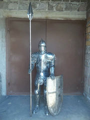 Скульптура рыцаря из металла