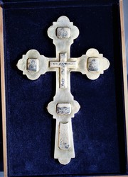 Старинный напрестольный крест,  украшенный чернью в стиле «Бидермайер».
